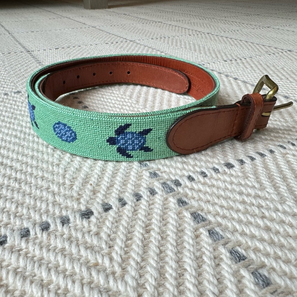 Smathers & Branson needlepoint belt. Size 32. Green background with blue turtles